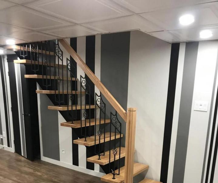Nous installons les escaliers intérieurs.