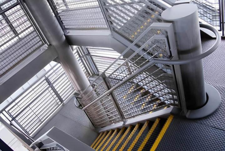 Nous installons les escaliers métalliques.